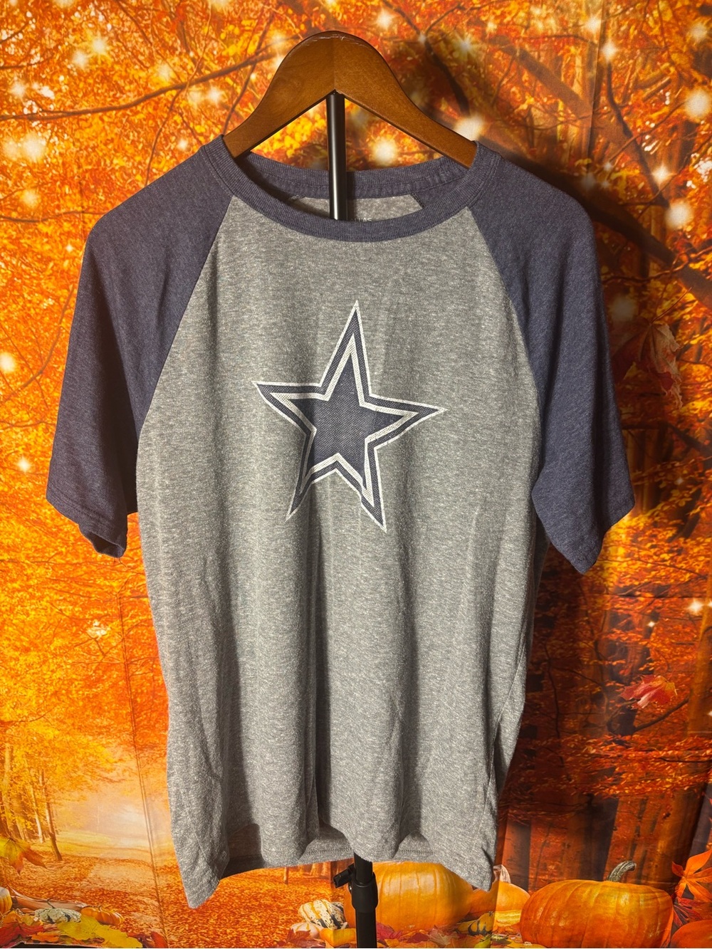 Dallas Cowboy Star Graphic Raglan Short Sleeve Tee in Gray and Navy